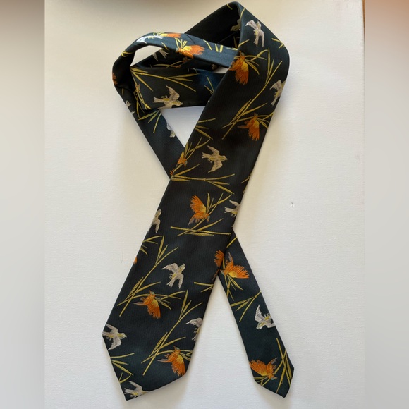Elegant Green Vintage Tie Featuring Birds In Flight